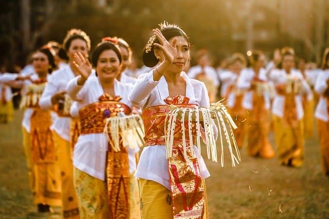 Balinese-new-year-dance-women