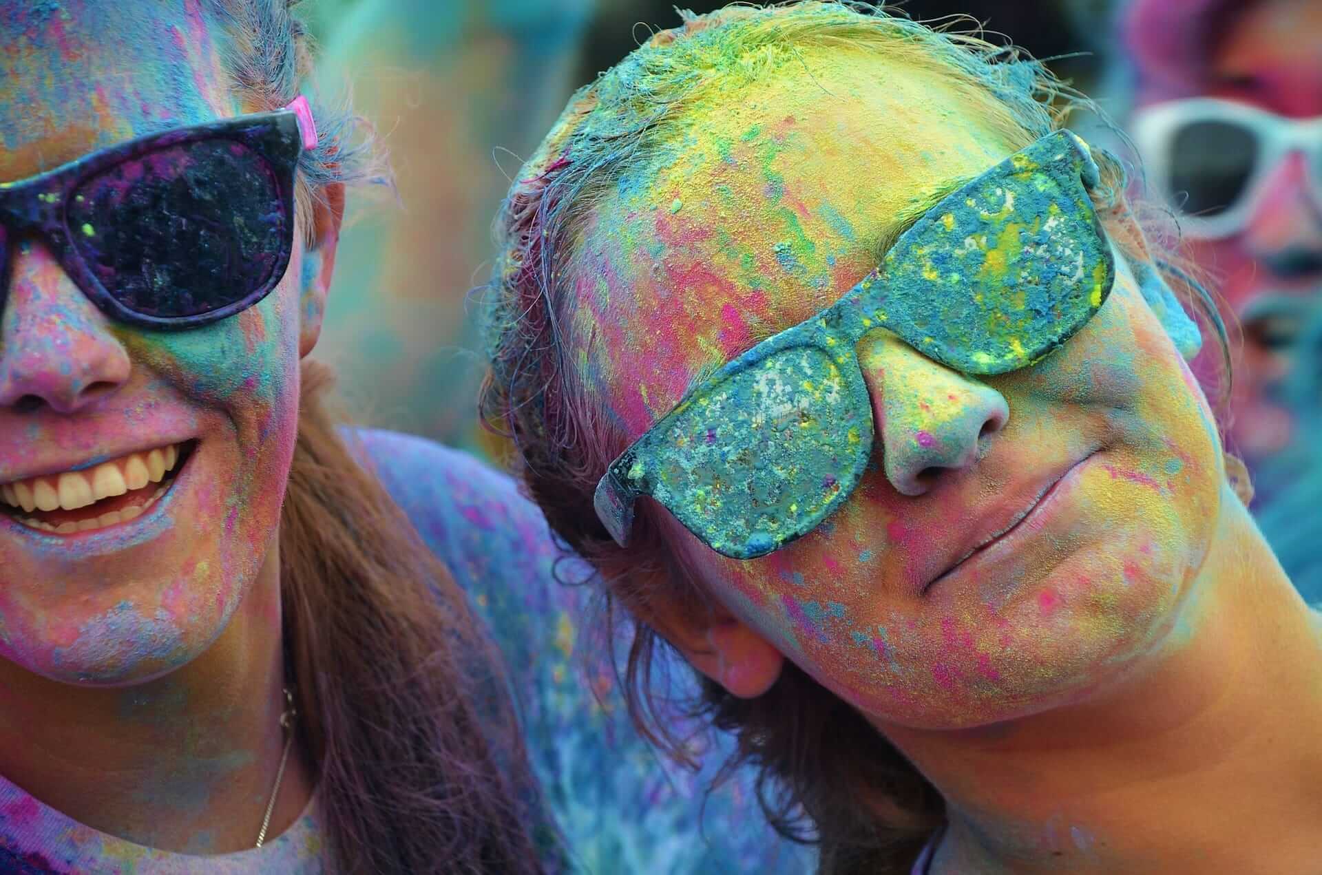 Girls celebrating Holi india como un local