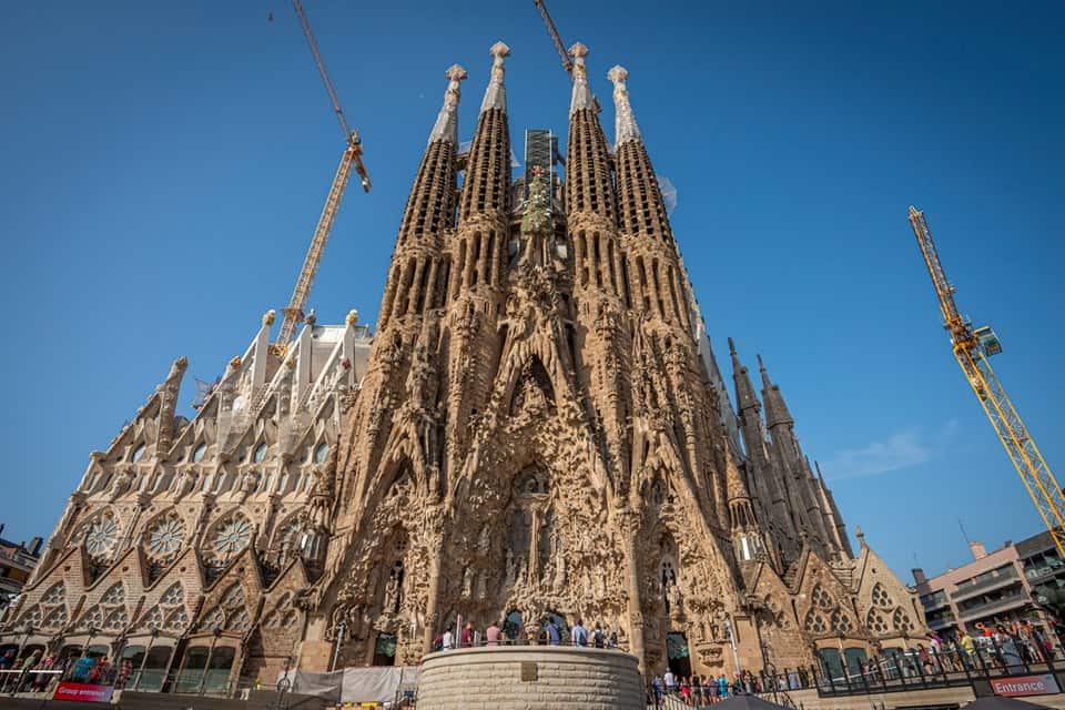 La-sagrada-familia-basilica-barcelona-spain