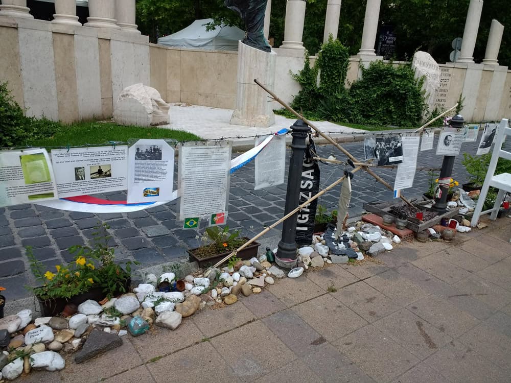 Alternative memorial at Liberty Square, Budapest