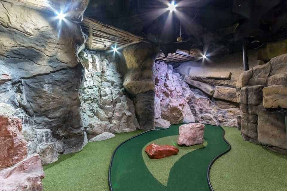 Scratch Patch mineral world and Cave golf, Cape Town, South Africa