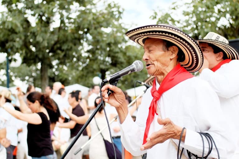 fiesta-singers-spain travel cheap in Spain