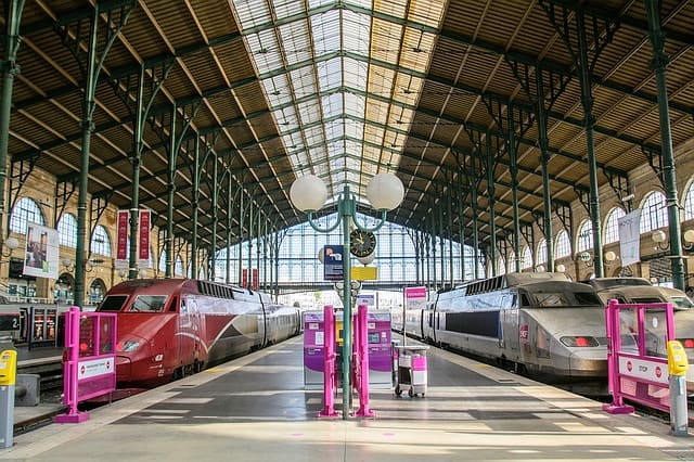 trains-public-transportation-Paris travel cheap in France